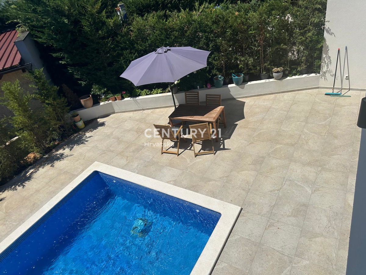 ROVINJSKO SELO, VENDESI BELLA DOPPIA VILLA NUOVA COSTRUZIONE CON PISCINA