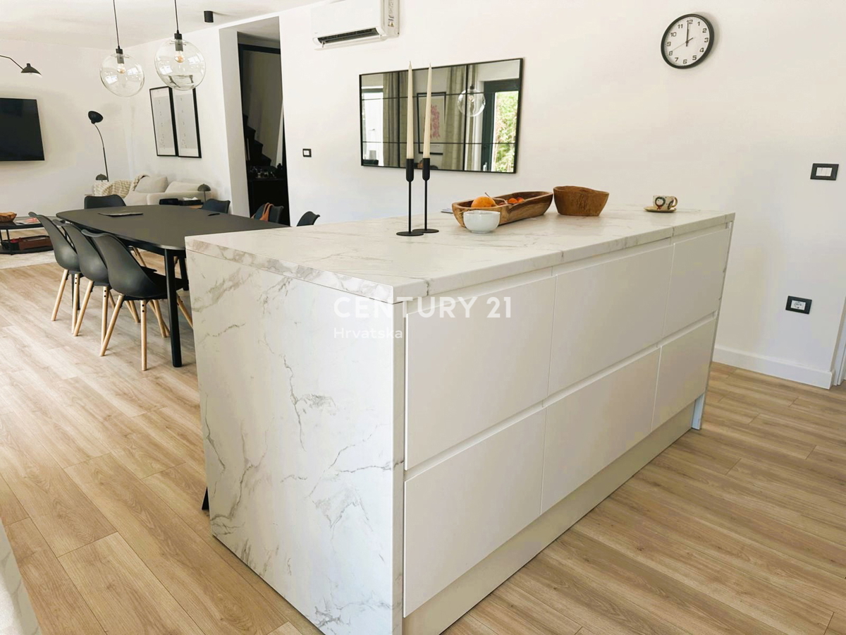 ROVINJSKO SELO, VENDESI BELLA DOPPIA VILLA NUOVA COSTRUZIONE CON PISCINA