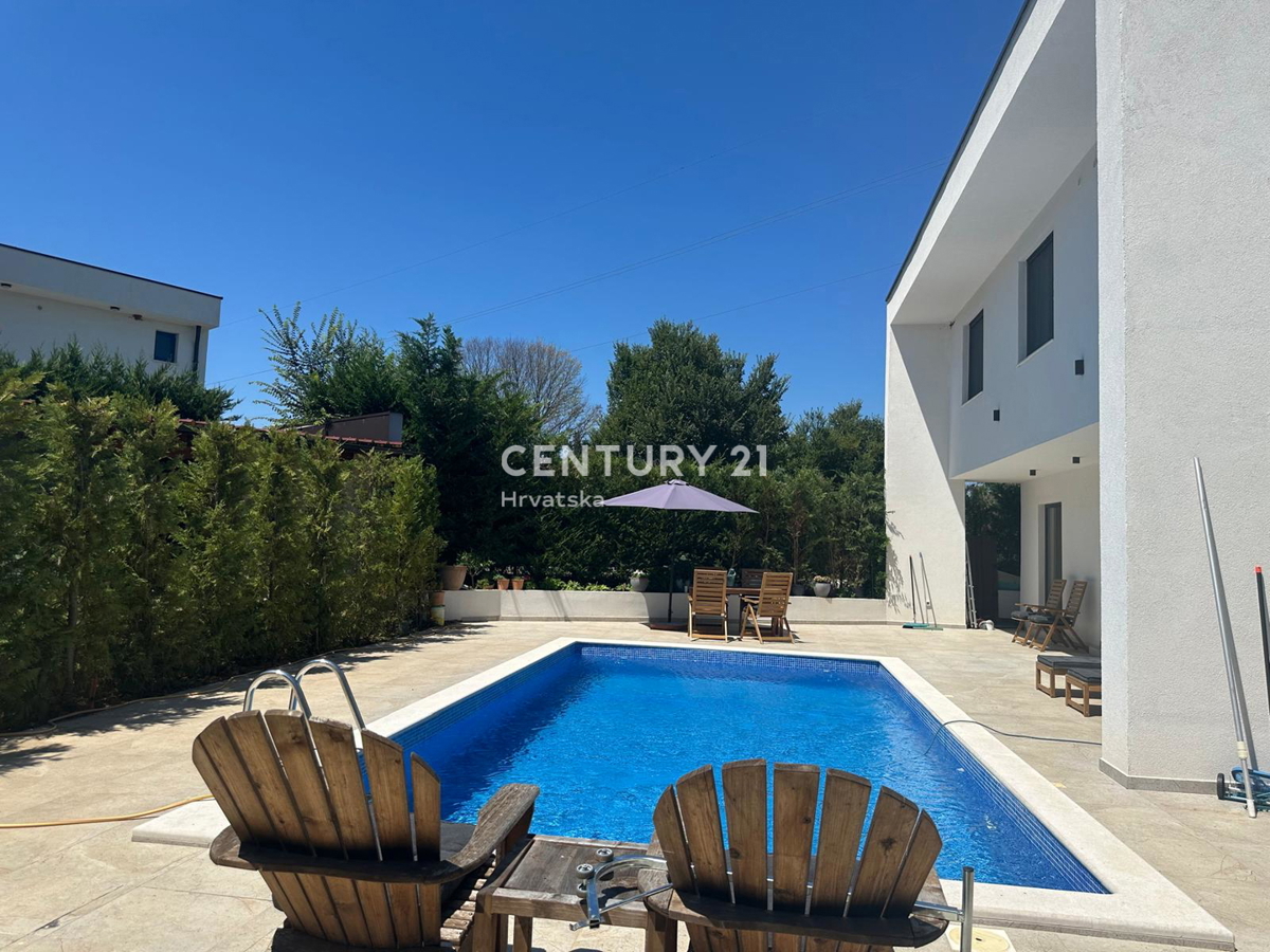 ROVINJSKO SELO, VENDESI BELLA DOPPIA VILLA NUOVA COSTRUZIONE CON PISCINA