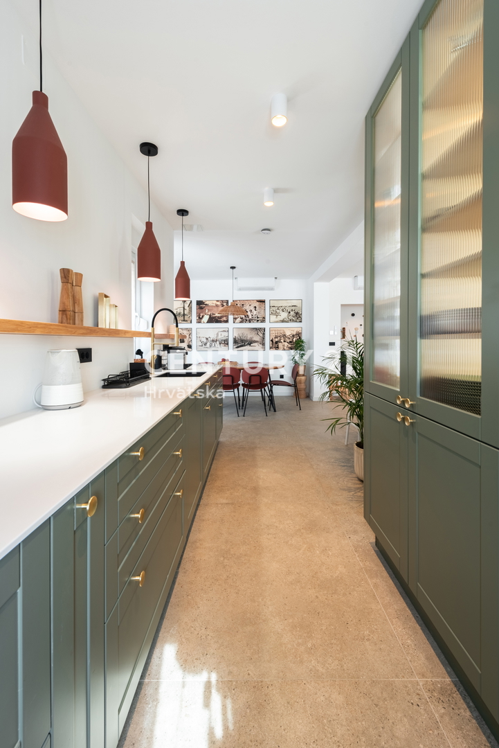 VABRIGA, IN VENDITA APPARTAMENTO COMPLETAMENTE ARREDATO AL PIANO TERRA CON PISCINA E VISTA MARE