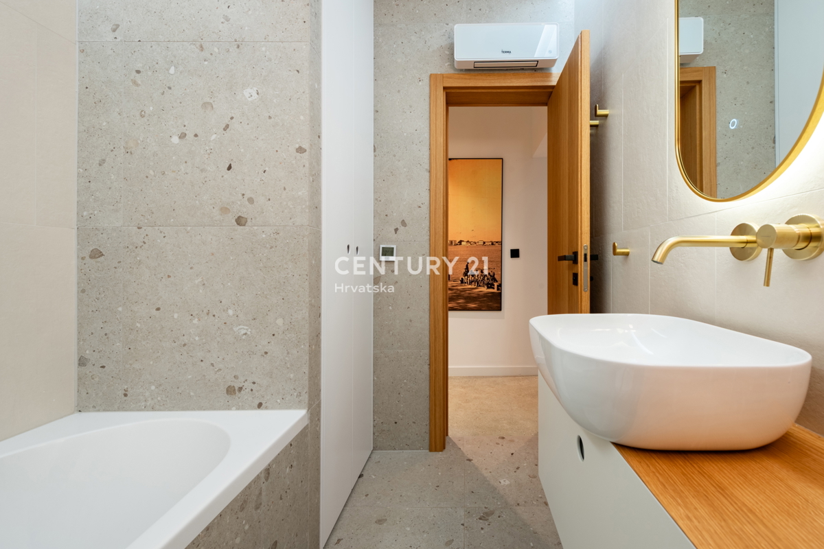 VABRIGA, IN VENDITA APPARTAMENTO COMPLETAMENTE ARREDATO AL PIANO TERRA CON PISCINA E VISTA MARE