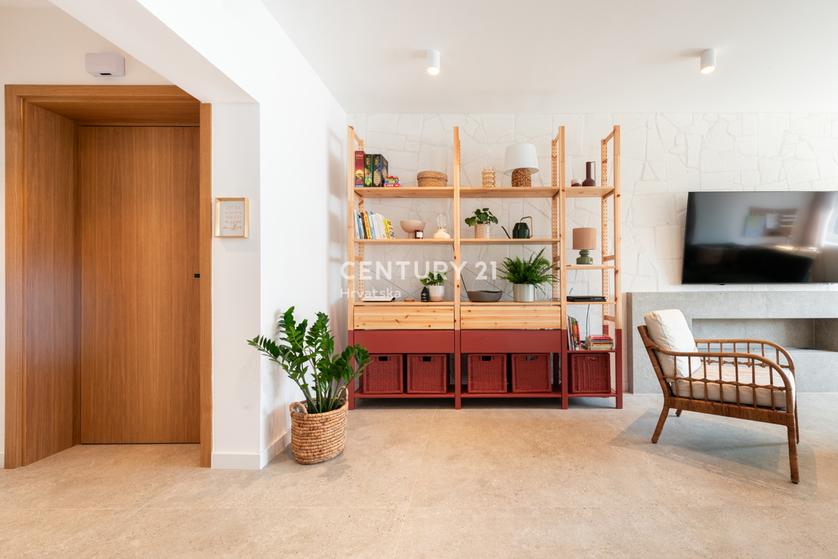 VABRIGA, IN VENDITA APPARTAMENTO COMPLETAMENTE ARREDATO AL PIANO TERRA CON PISCINA E VISTA MARE