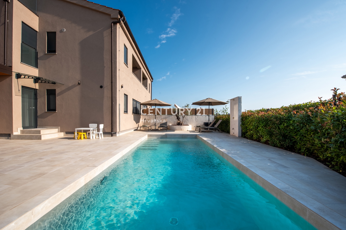 VABRIGA, IN VENDITA APPARTAMENTO COMPLETAMENTE ARREDATO AL PIANO TERRA CON PISCINA E VISTA MARE