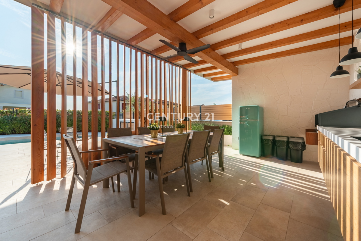 VABRIGA, IN VENDITA APPARTAMENTO COMPLETAMENTE ARREDATO AL PIANO TERRA CON PISCINA E VISTA MARE