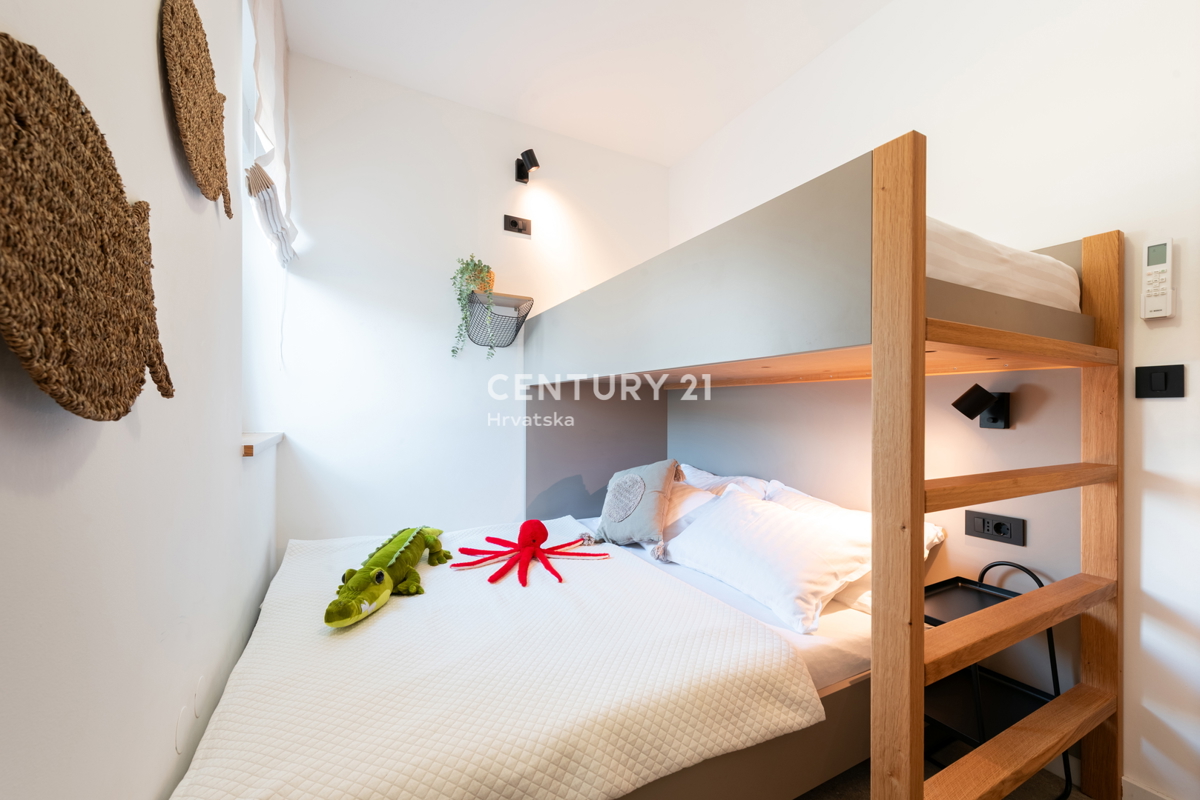 VABRIGA, IN VENDITA APPARTAMENTO COMPLETAMENTE ARREDATO AL PIANO TERRA CON PISCINA E VISTA MARE