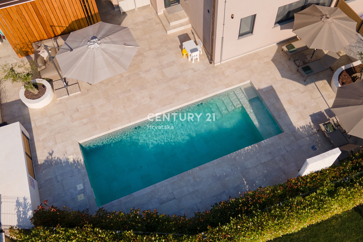 VABRIGA, IN VENDITA APPARTAMENTO COMPLETAMENTE ARREDATO AL PIANO TERRA CON PISCINA E VISTA MARE