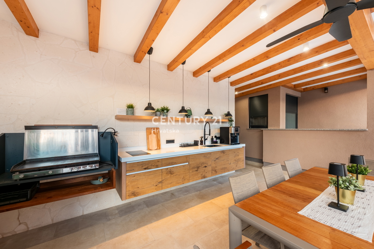 VABRIGA, IN VENDITA APPARTAMENTO COMPLETAMENTE ARREDATO AL PIANO TERRA CON PISCINA E VISTA MARE