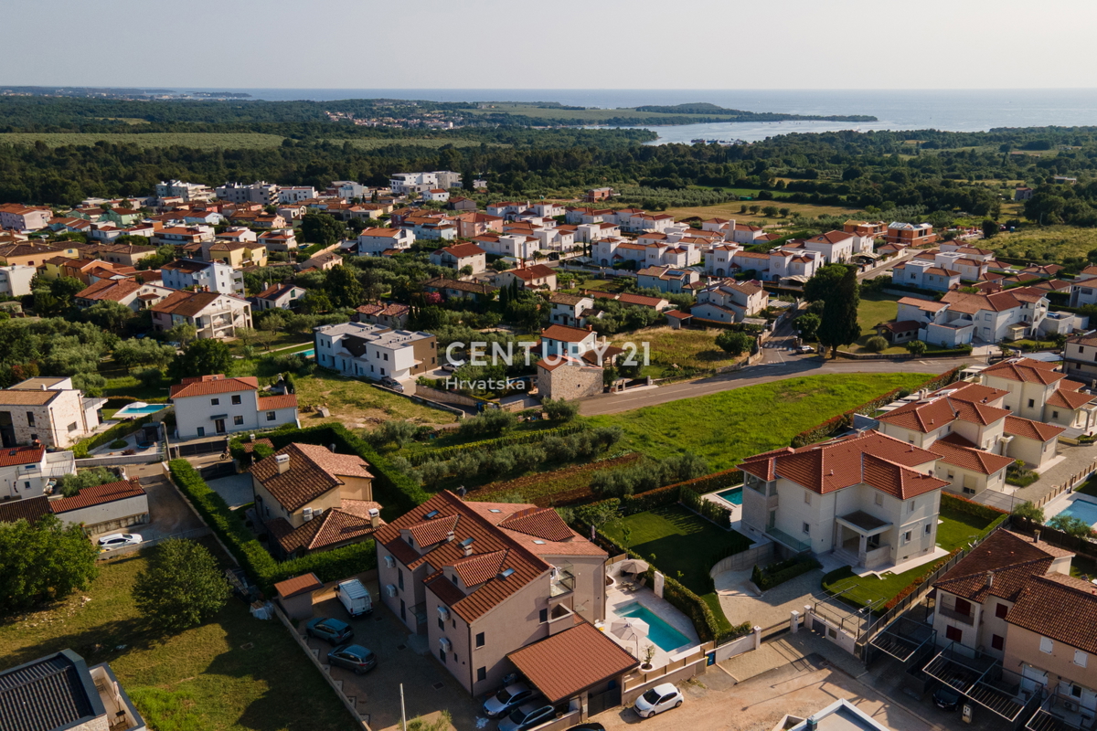 VABRIGA, IN VENDITA APPARTAMENTO COMPLETAMENTE ARREDATO AL PIANO TERRA CON PISCINA E VISTA MARE