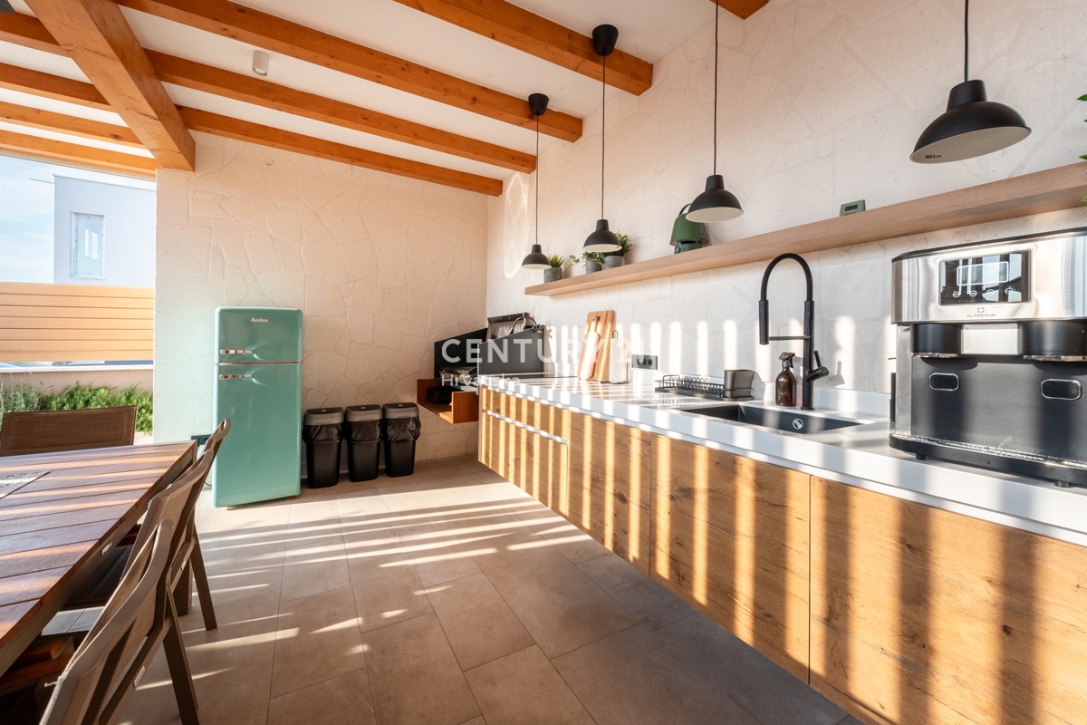 VABRIGA, IN VENDITA APPARTAMENTO COMPLETAMENTE ARREDATO AL PIANO TERRA CON PISCINA E VISTA MARE