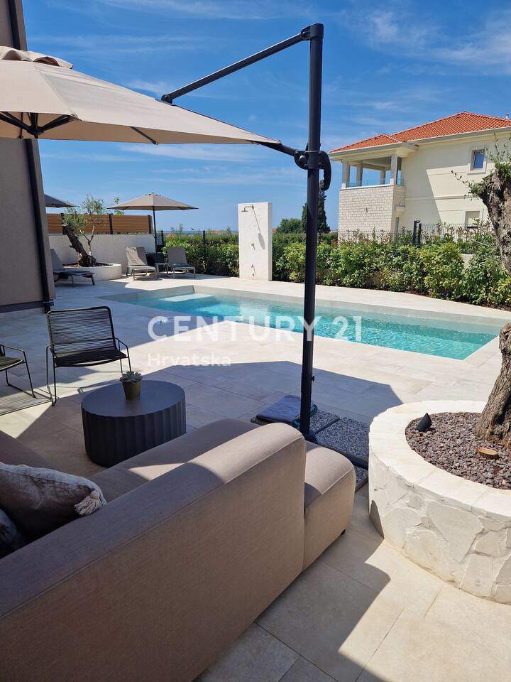 VABRIGA, IN VENDITA APPARTAMENTO COMPLETAMENTE ARREDATO AL PIANO TERRA CON PISCINA E VISTA MARE