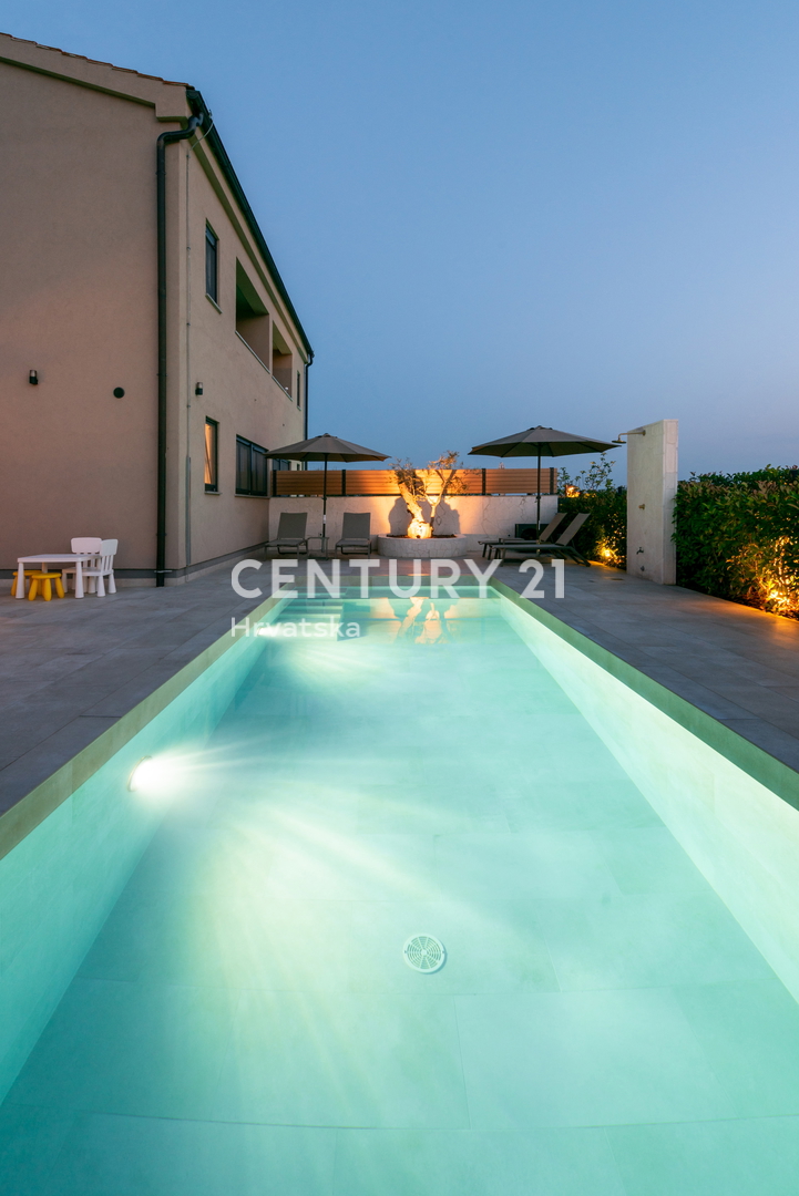 VABRIGA, IN VENDITA APPARTAMENTO COMPLETAMENTE ARREDATO AL PIANO TERRA CON PISCINA E VISTA MARE