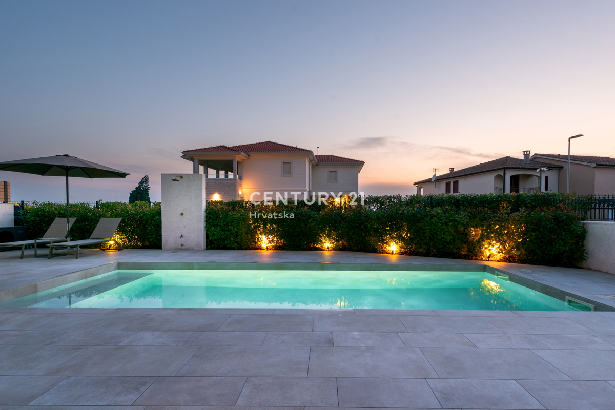 VABRIGA, IN VENDITA APPARTAMENTO COMPLETAMENTE ARREDATO AL PIANO TERRA CON PISCINA E VISTA MARE