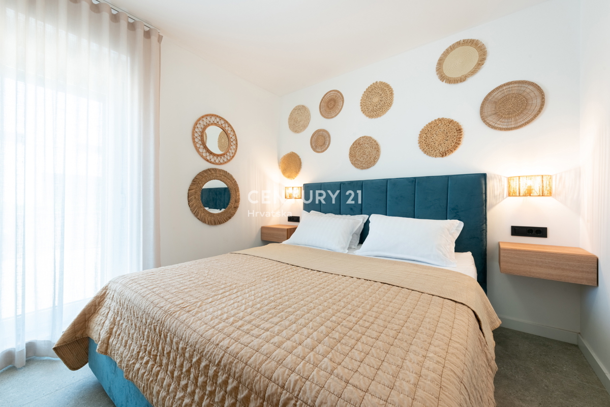 VABRIGA, IN VENDITA APPARTAMENTO COMPLETAMENTE ARREDATO AL PIANO TERRA CON PISCINA E VISTA MARE