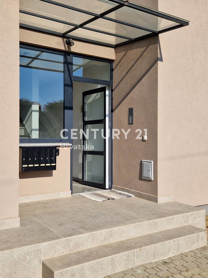 VABRIGA, IN VENDITA APPARTAMENTO COMPLETAMENTE ARREDATO AL PIANO TERRA CON PISCINA E VISTA MARE