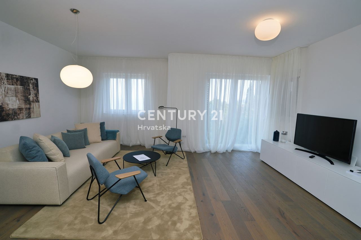 OPATIJA, LOVRAN, APPARTAMENTO SU DUE LIVELLI, VISTA PANORAMICA SUL MARE, 100 M DALLA SPIAGGIA E 800 M DAL CENTRO STORICO DELLA CITTÀ