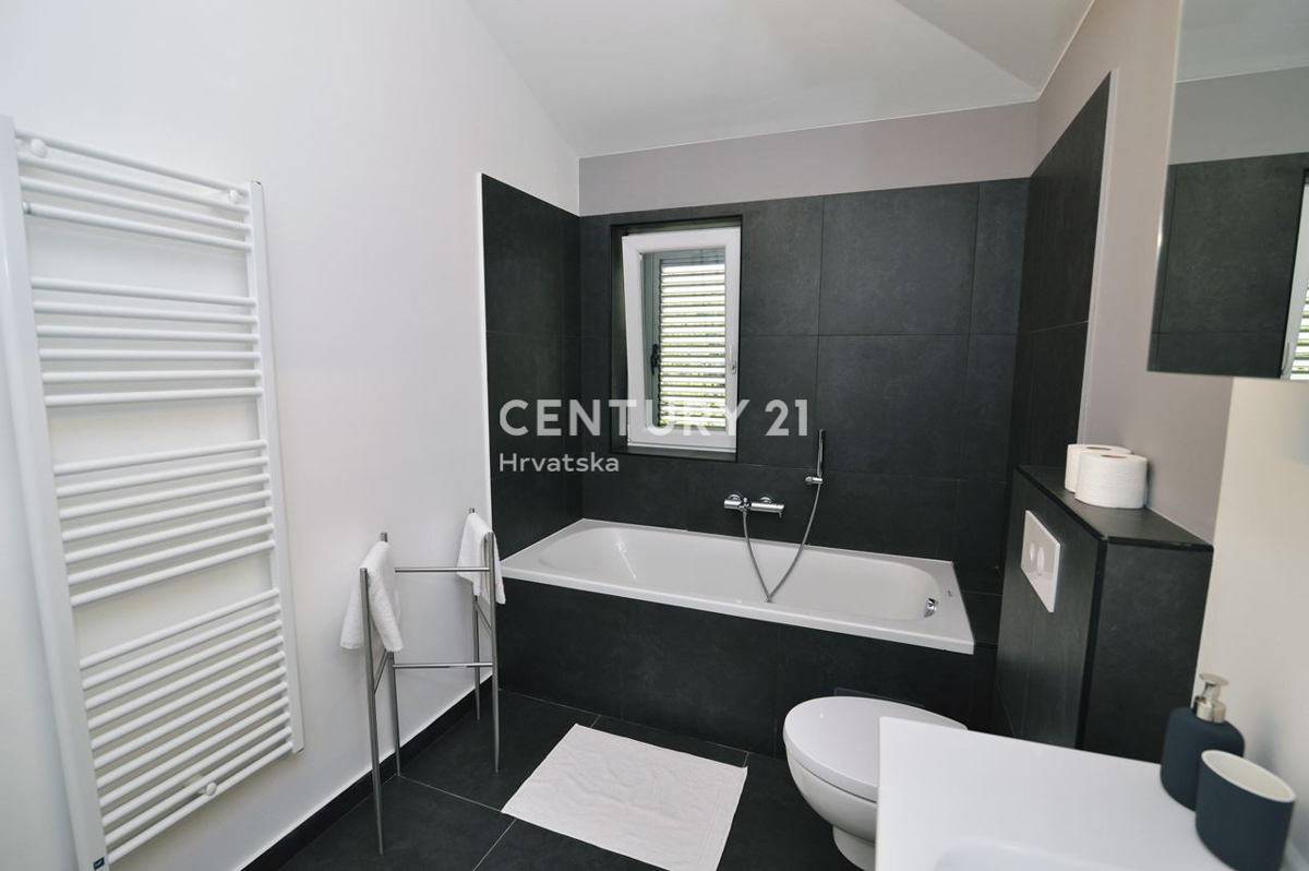 OPATIJA, LOVRAN, APPARTAMENTO SU DUE LIVELLI, VISTA PANORAMICA SUL MARE, 100 M DALLA SPIAGGIA E 800 M DAL CENTRO STORICO DELLA CITTÀ