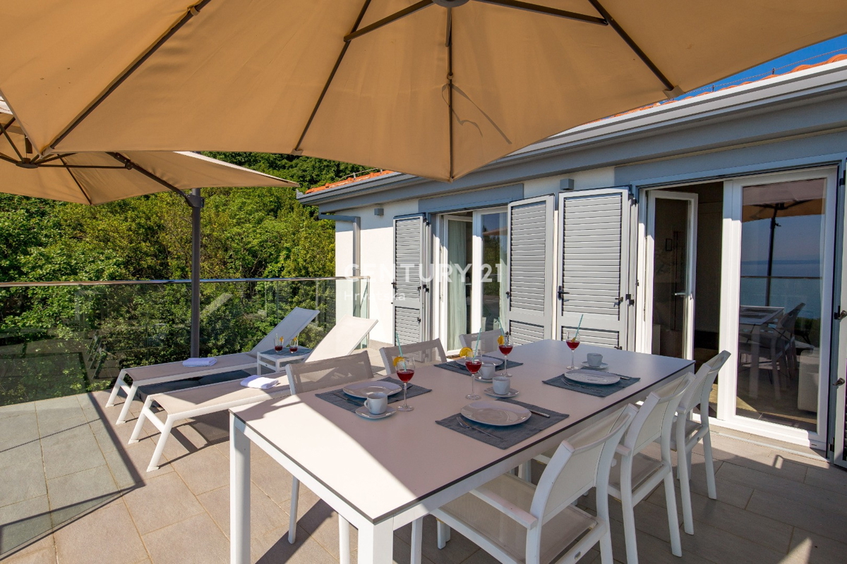 OPATIJA, LOVRAN, APPARTAMENTO SU DUE LIVELLI, VISTA PANORAMICA SUL MARE, 100 M DALLA SPIAGGIA E 800 M DAL CENTRO STORICO DELLA CITTÀ