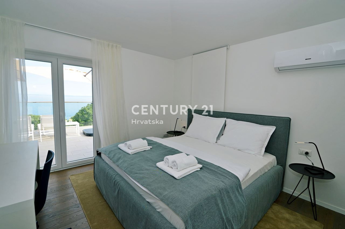 OPATIJA, LOVRAN, APPARTAMENTO SU DUE LIVELLI, VISTA PANORAMICA SUL MARE, 100 M DALLA SPIAGGIA E 800 M DAL CENTRO STORICO DELLA CITTÀ