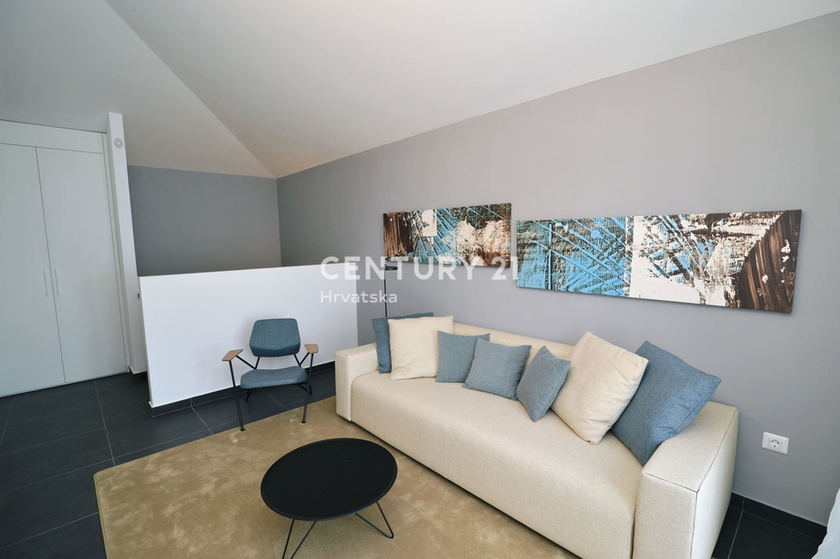 OPATIJA, LOVRAN, APPARTAMENTO SU DUE LIVELLI, VISTA PANORAMICA SUL MARE, 100 M DALLA SPIAGGIA E 800 M DAL CENTRO STORICO DELLA CITTÀ