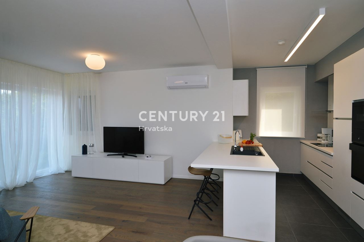 OPATIJA, LOVRAN, APPARTAMENTO SU DUE LIVELLI, VISTA PANORAMICA SUL MARE, 100 M DALLA SPIAGGIA E 800 M DAL CENTRO STORICO DELLA CITTÀ