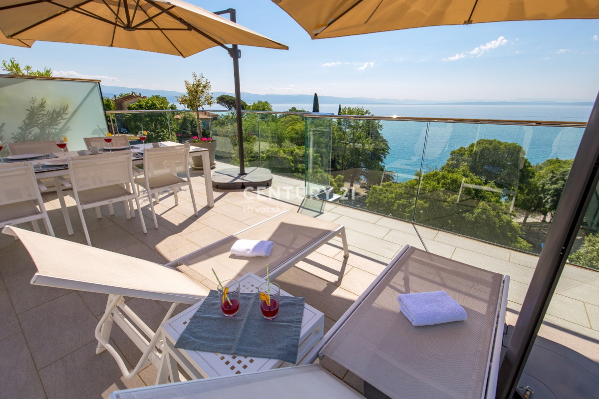 OPATIJA, LOVRAN, APPARTAMENTO SU DUE LIVELLI, VISTA PANORAMICA SUL MARE, 100 M DALLA SPIAGGIA E 800 M DAL CENTRO STORICO DELLA CITTÀ