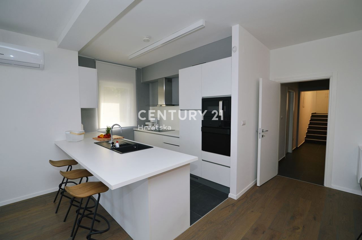 OPATIJA, LOVRAN, APPARTAMENTO SU DUE LIVELLI, VISTA PANORAMICA SUL MARE, 100 M DALLA SPIAGGIA E 800 M DAL CENTRO STORICO DELLA CITTÀ