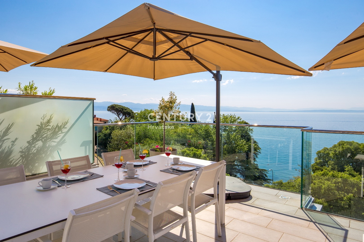 OPATIJA, LOVRAN, APPARTAMENTO SU DUE LIVELLI, VISTA PANORAMICA SUL MARE, 100 M DALLA SPIAGGIA E 800 M DAL CENTRO STORICO DELLA CITTÀ