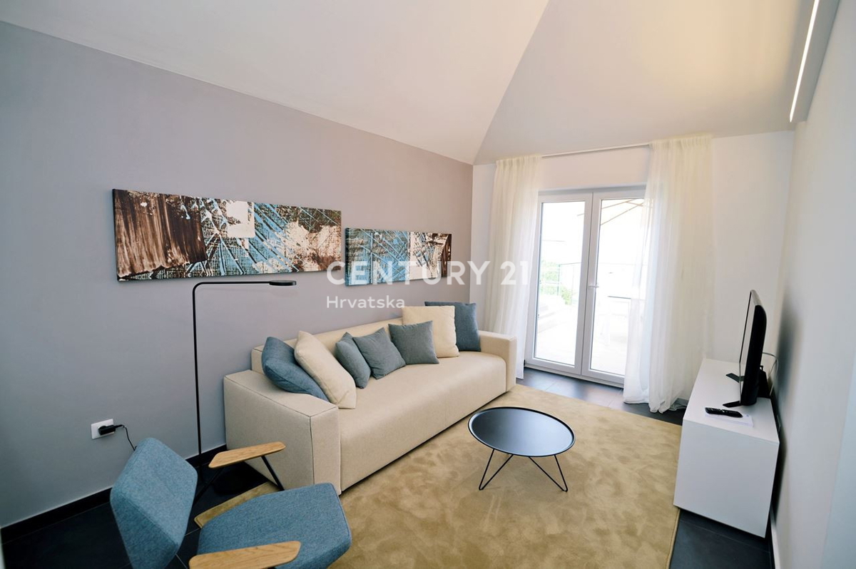 OPATIJA, LOVRAN, APPARTAMENTO SU DUE LIVELLI, VISTA PANORAMICA SUL MARE, 100 M DALLA SPIAGGIA E 800 M DAL CENTRO STORICO DELLA CITTÀ