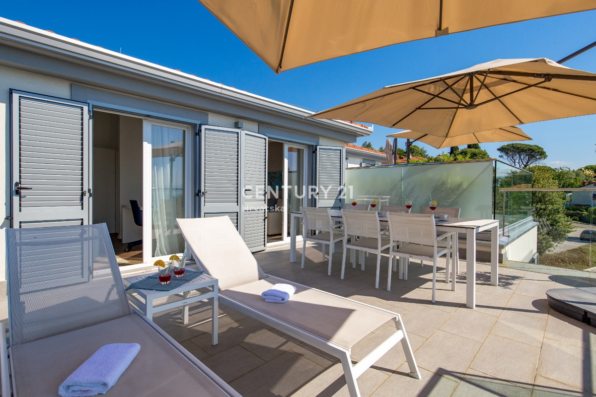 OPATIJA, LOVRAN, APPARTAMENTO SU DUE LIVELLI, VISTA PANORAMICA SUL MARE, 100 M DALLA SPIAGGIA E 800 M DAL CENTRO STORICO DELLA CITTÀ