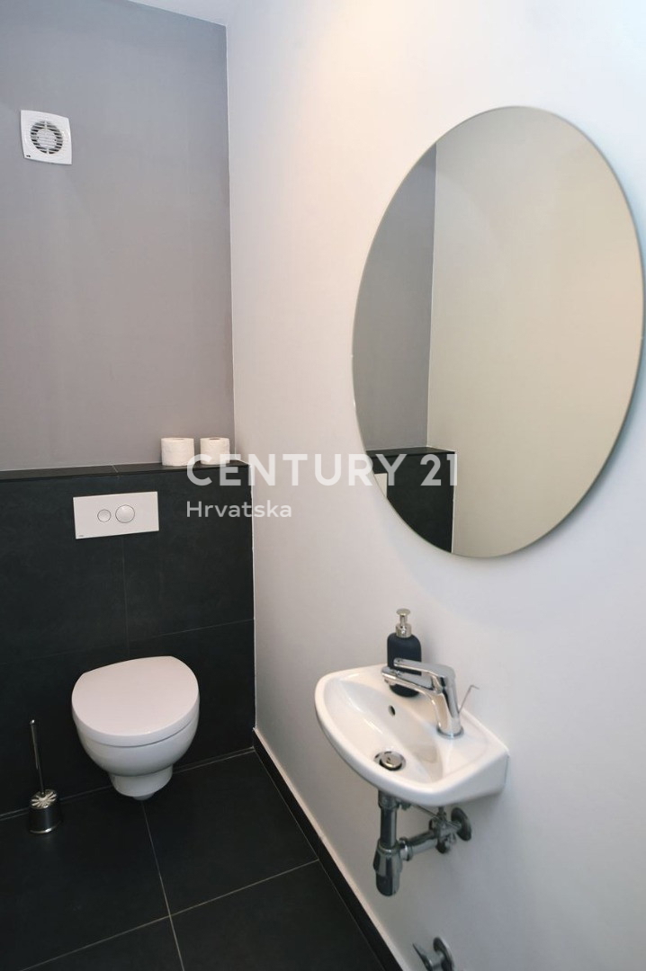 OPATIJA, LOVRAN, APPARTAMENTO SU DUE LIVELLI, VISTA PANORAMICA SUL MARE, 100 M DALLA SPIAGGIA E 800 M DAL CENTRO STORICO DELLA CITTÀ