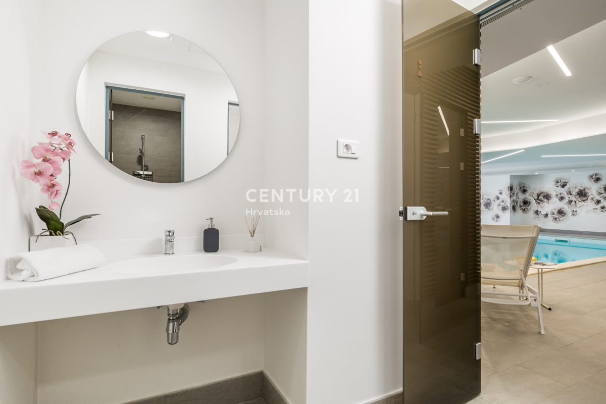 OPATIJA, LOVRAN, APPARTAMENTO SU DUE LIVELLI, VISTA PANORAMICA SUL MARE, 100 M DALLA SPIAGGIA E 800 M DAL CENTRO STORICO DELLA CITTÀ