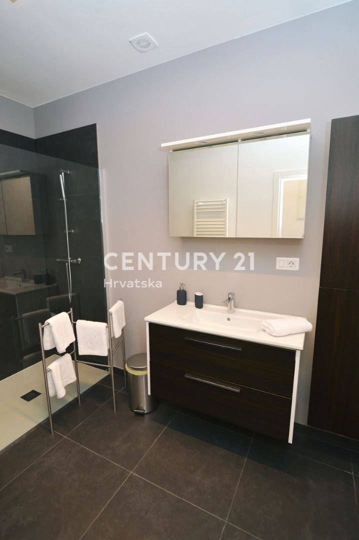 OPATIJA, LOVRAN, APPARTAMENTO SU DUE LIVELLI, VISTA PANORAMICA SUL MARE, 100 M DALLA SPIAGGIA E 800 M DAL CENTRO STORICO DELLA CITTÀ