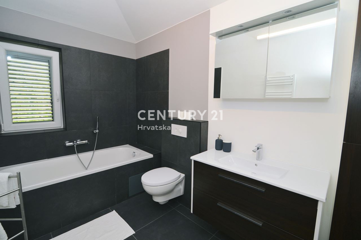 OPATIJA, LOVRAN, APPARTAMENTO SU DUE LIVELLI, VISTA PANORAMICA SUL MARE, 100 M DALLA SPIAGGIA E 800 M DAL CENTRO STORICO DELLA CITTÀ