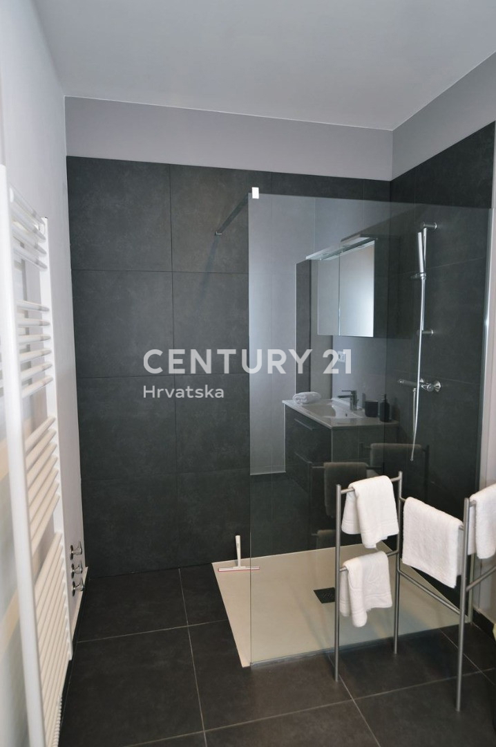 OPATIJA, LOVRAN, APPARTAMENTO SU DUE LIVELLI, VISTA PANORAMICA SUL MARE, 100 M DALLA SPIAGGIA E 800 M DAL CENTRO STORICO DELLA CITTÀ