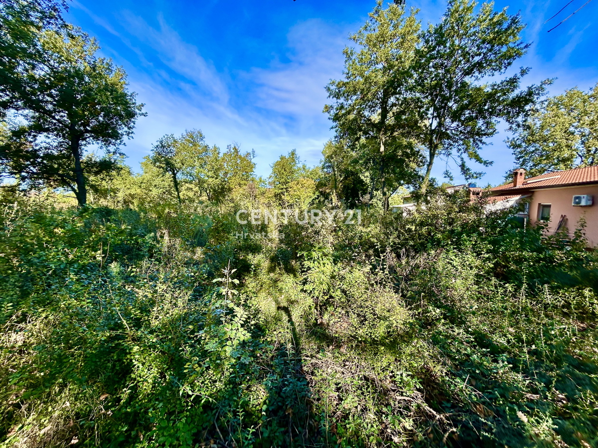 POREČ, PERIFERIA, TERRENO EDIFICABILE A SOLI 5 KM DAL CENTRO DI POREČ