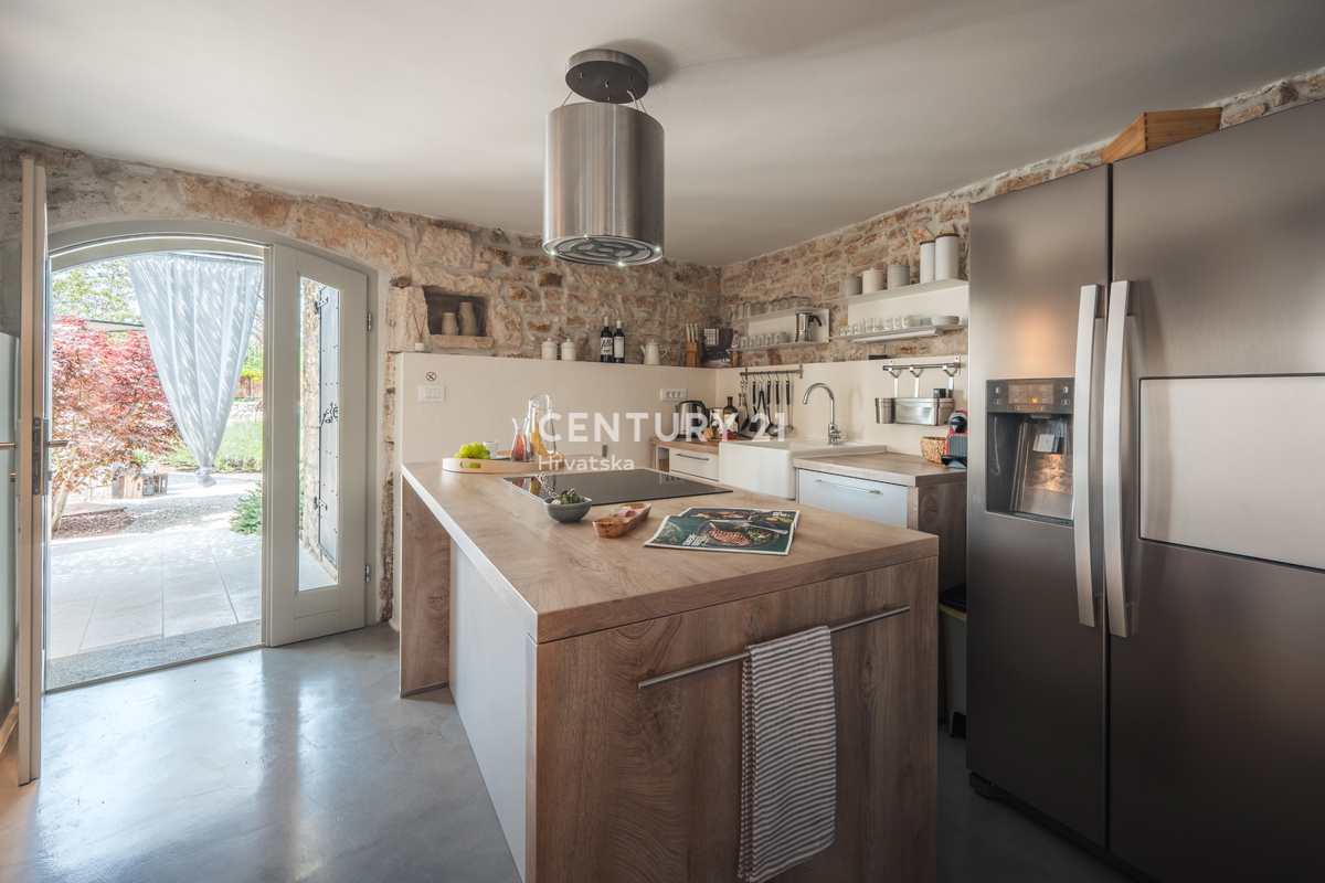 ROVINJ, IN VENDITA BELLA VILLA IN PIETRA RISTRUTTURATA