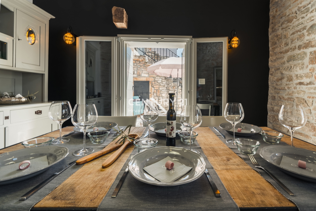 ROVINJ, IN VENDITA BELLA VILLA IN PIETRA RISTRUTTURATA