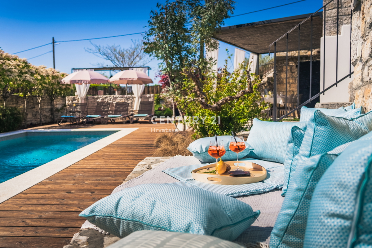 ROVINJ, IN VENDITA BELLA VILLA IN PIETRA RISTRUTTURATA