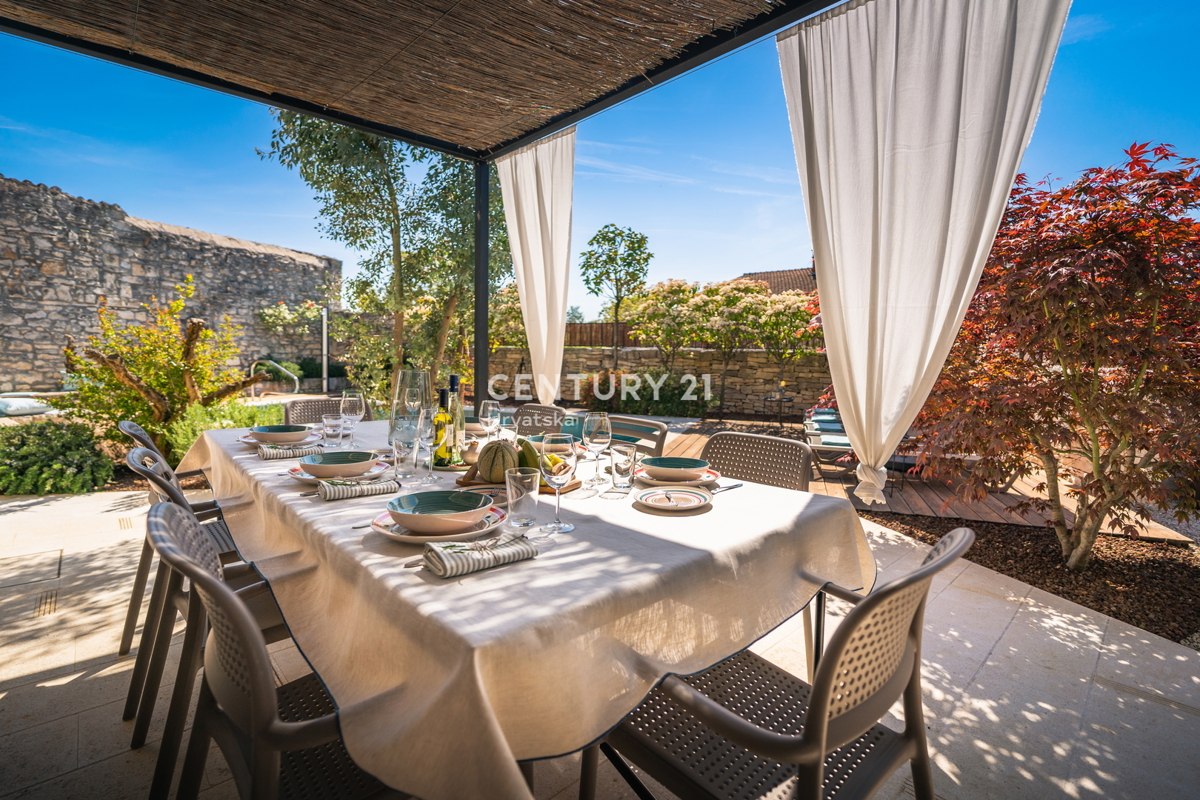 ROVINJ, IN VENDITA BELLA VILLA IN PIETRA RISTRUTTURATA