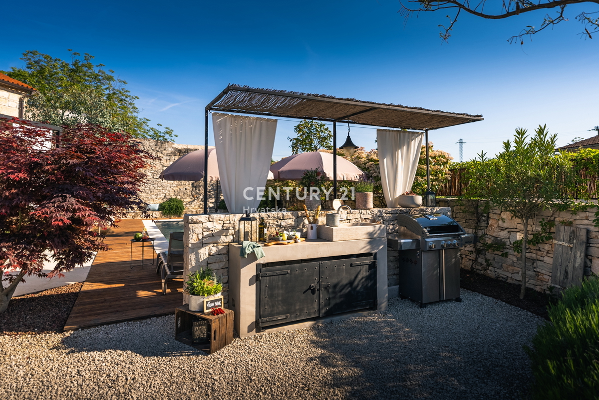 ROVINJ, IN VENDITA BELLA VILLA IN PIETRA RISTRUTTURATA