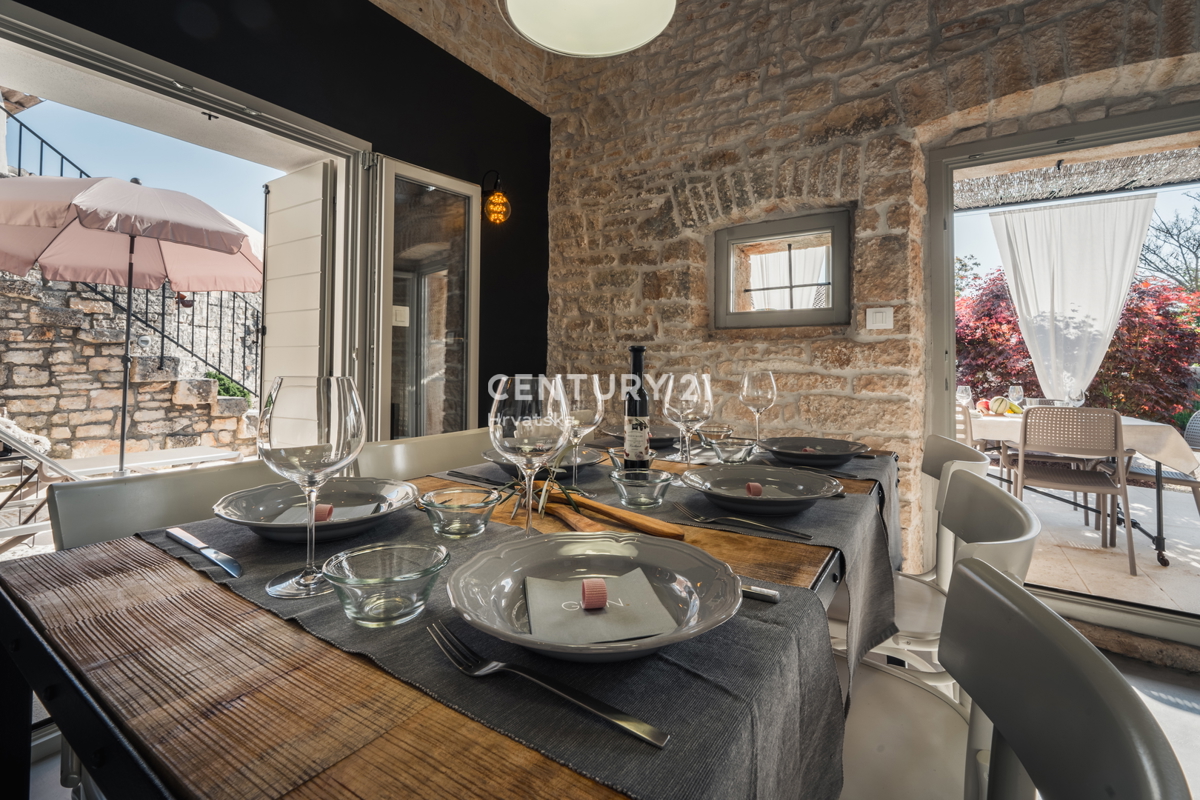 ROVINJ, IN VENDITA BELLA VILLA IN PIETRA RISTRUTTURATA