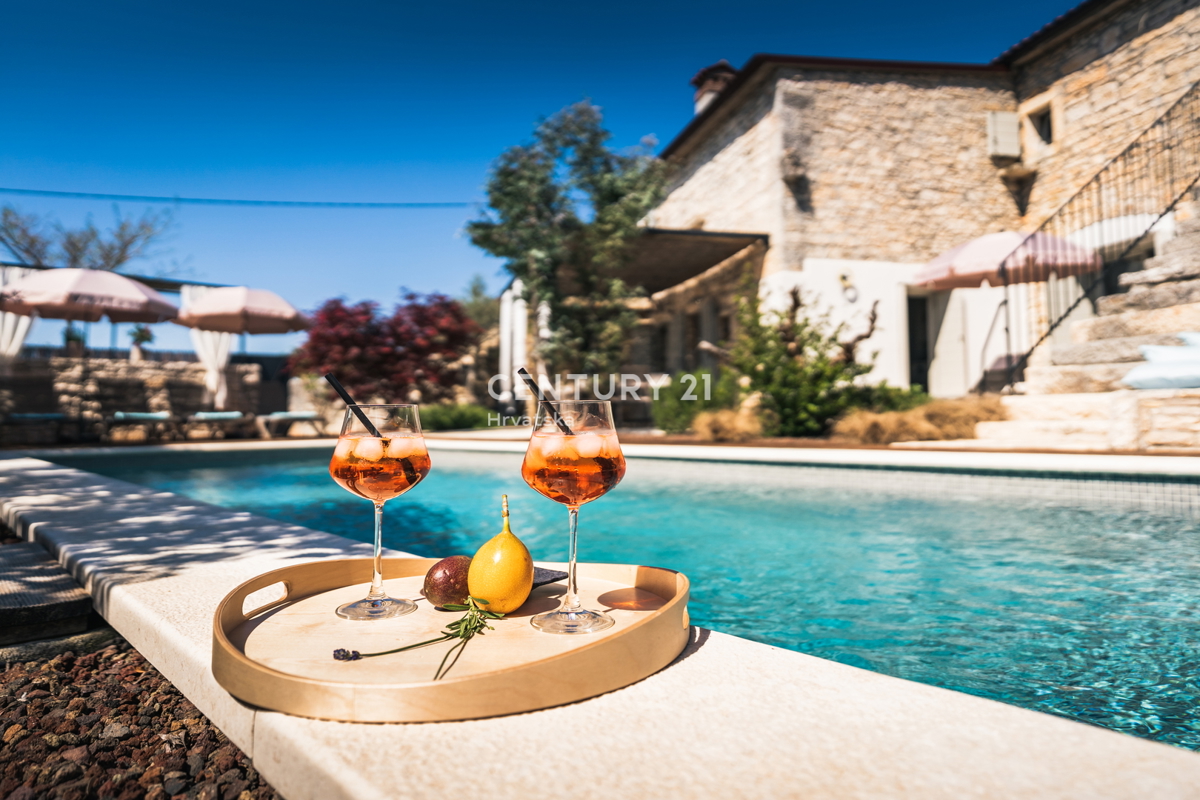 ROVINJ, IN VENDITA BELLA VILLA IN PIETRA RISTRUTTURATA