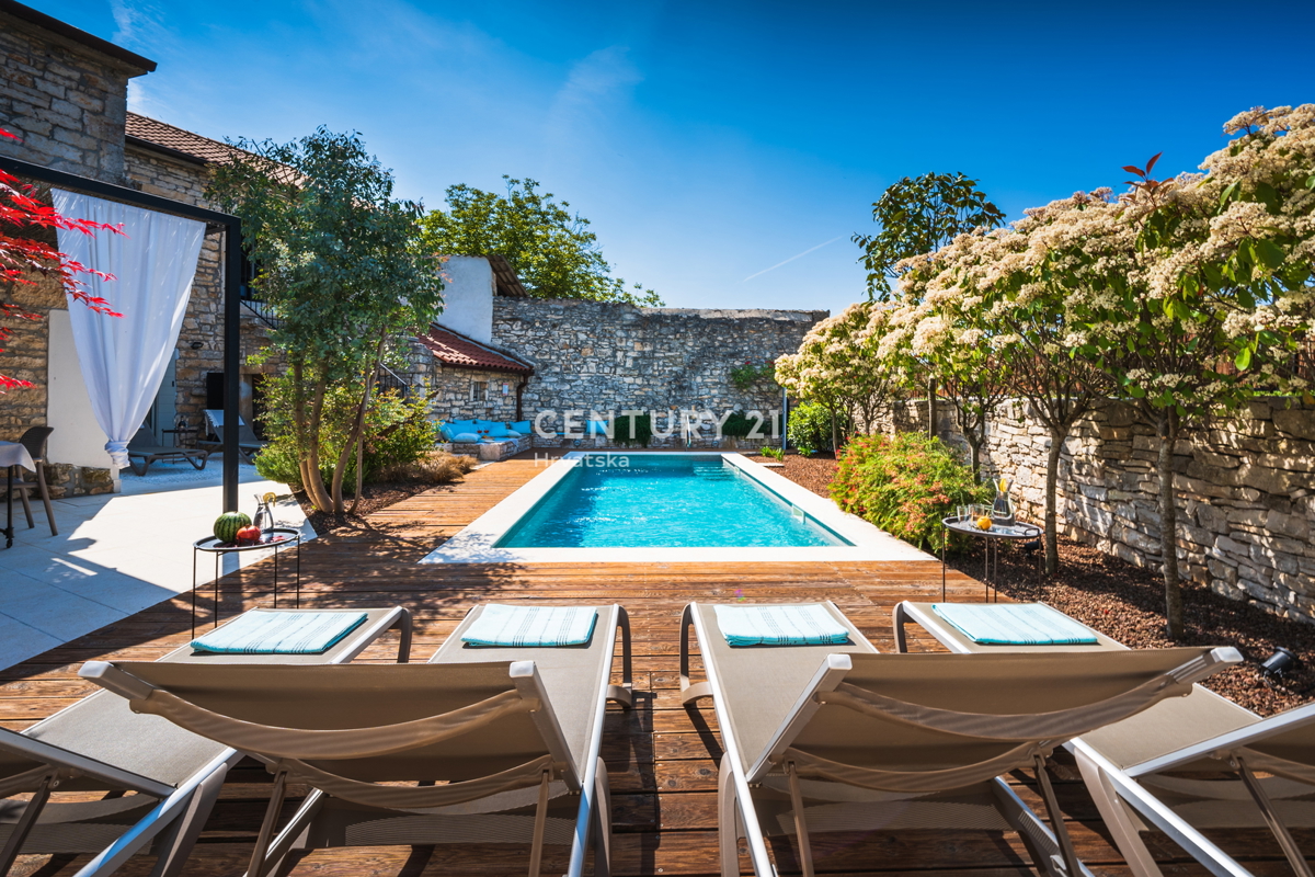 ROVINJ, IN VENDITA BELLA VILLA IN PIETRA RISTRUTTURATA