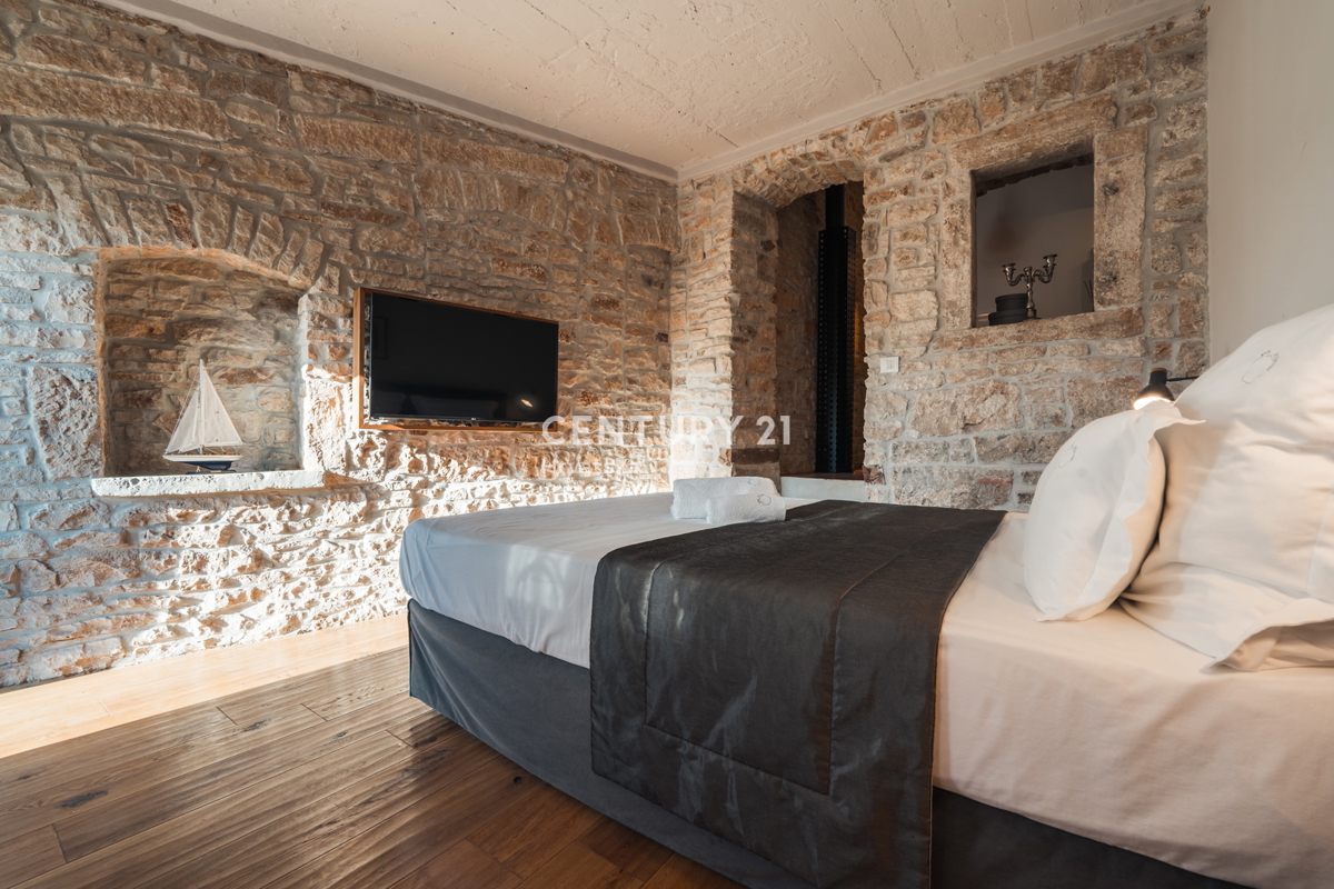 ROVINJ, IN VENDITA BELLA VILLA IN PIETRA RISTRUTTURATA