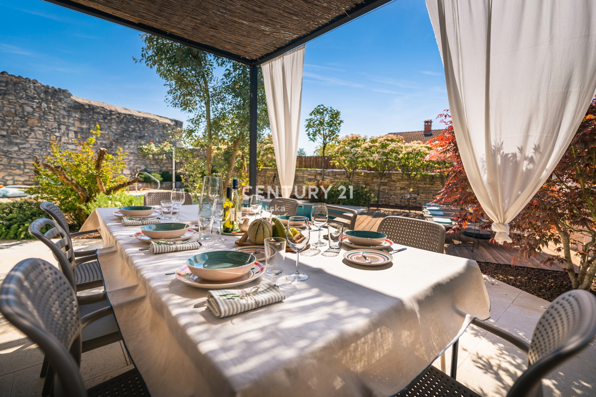 ROVINJ, IN VENDITA BELLA VILLA IN PIETRA RISTRUTTURATA