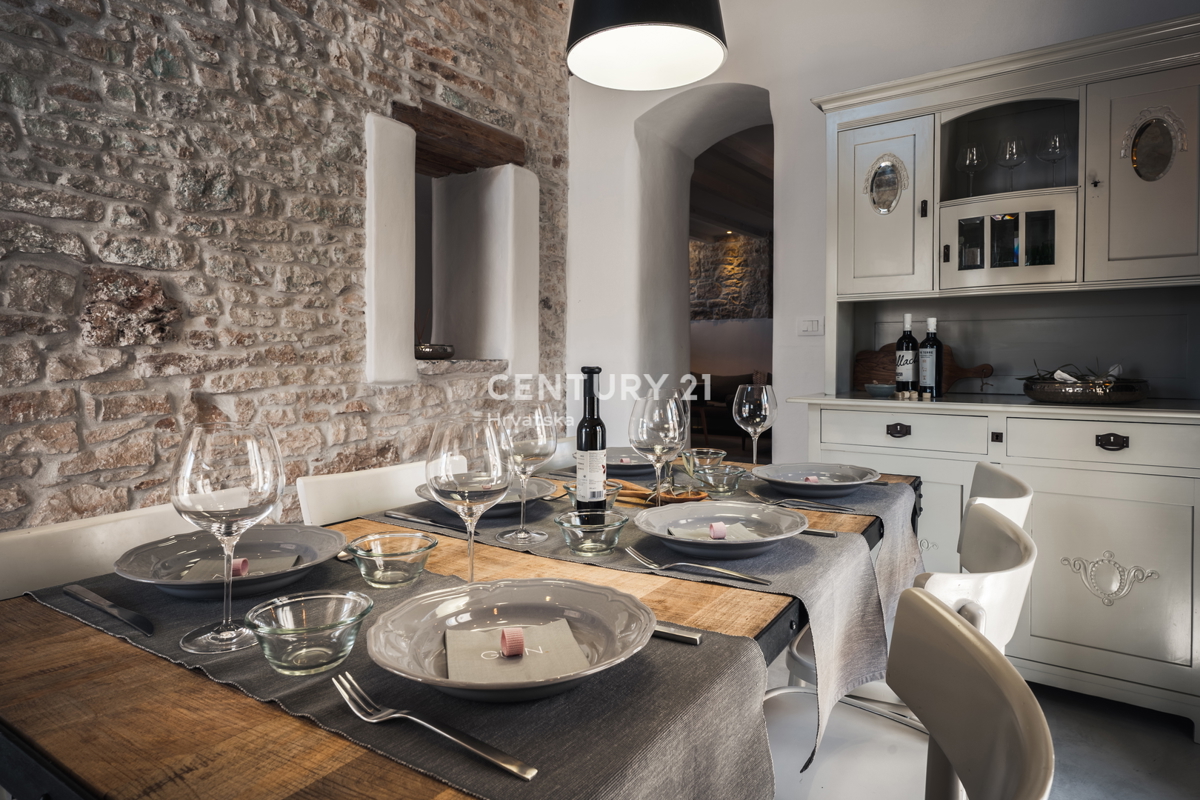 ROVINJ, IN VENDITA BELLA VILLA IN PIETRA RISTRUTTURATA