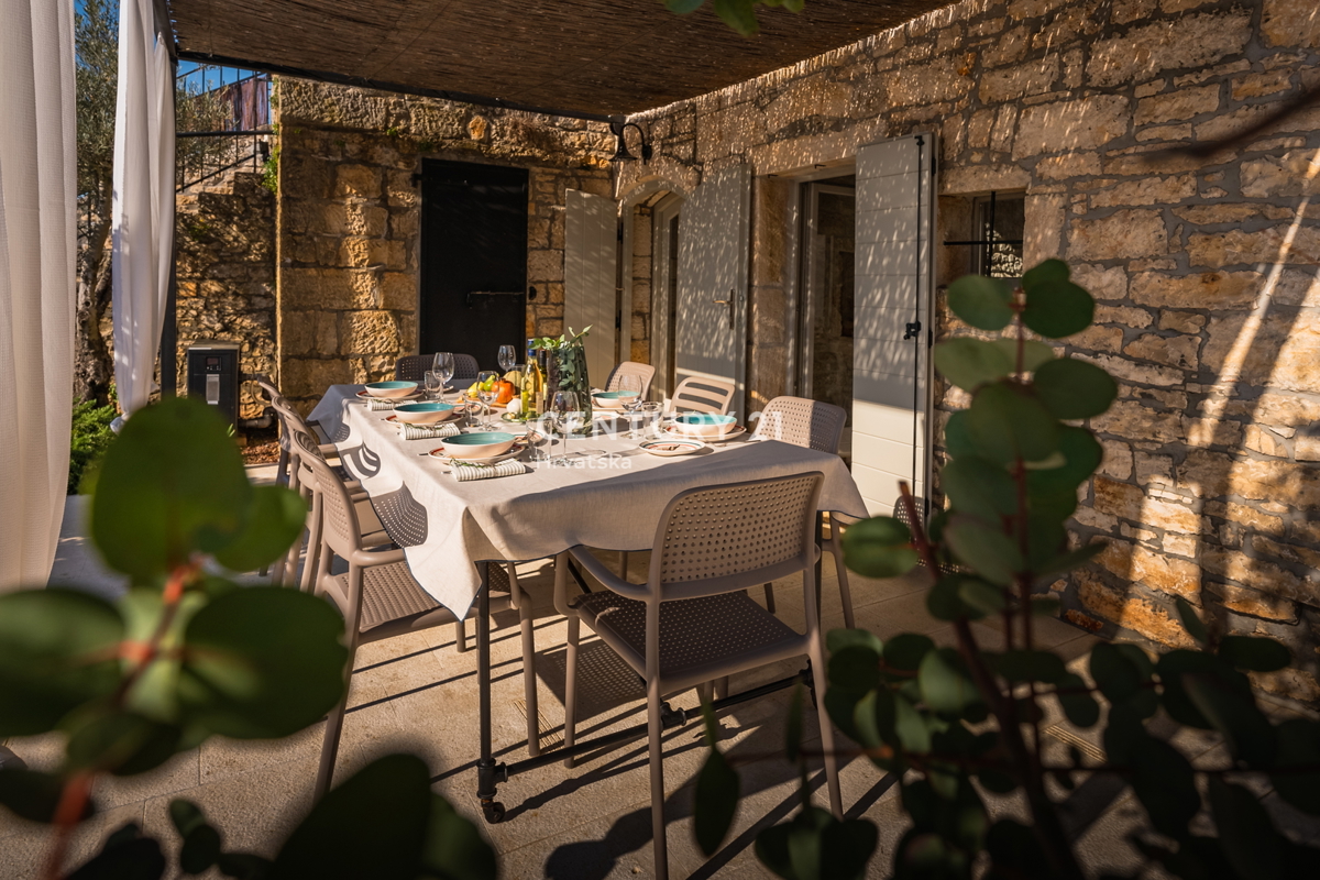 ROVINJ, IN VENDITA BELLA VILLA IN PIETRA RISTRUTTURATA