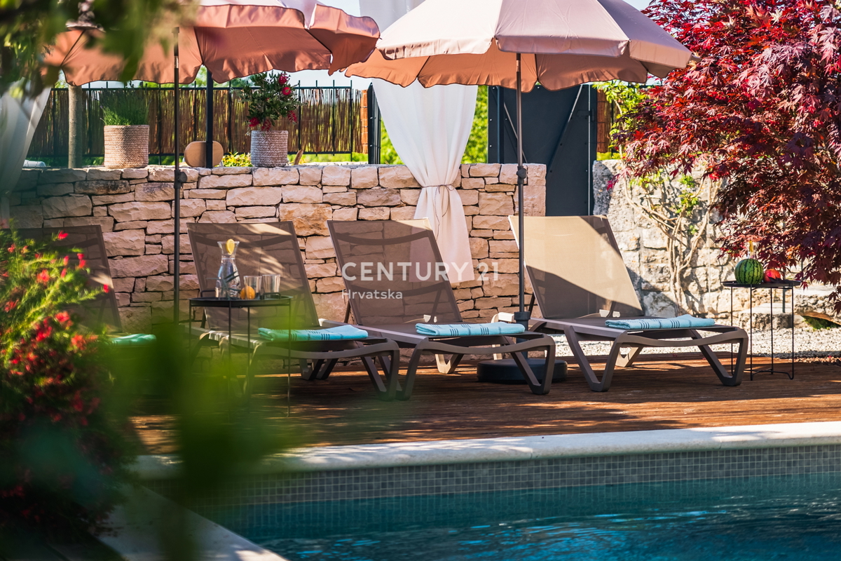 ROVINJ, IN VENDITA BELLA VILLA IN PIETRA RISTRUTTURATA