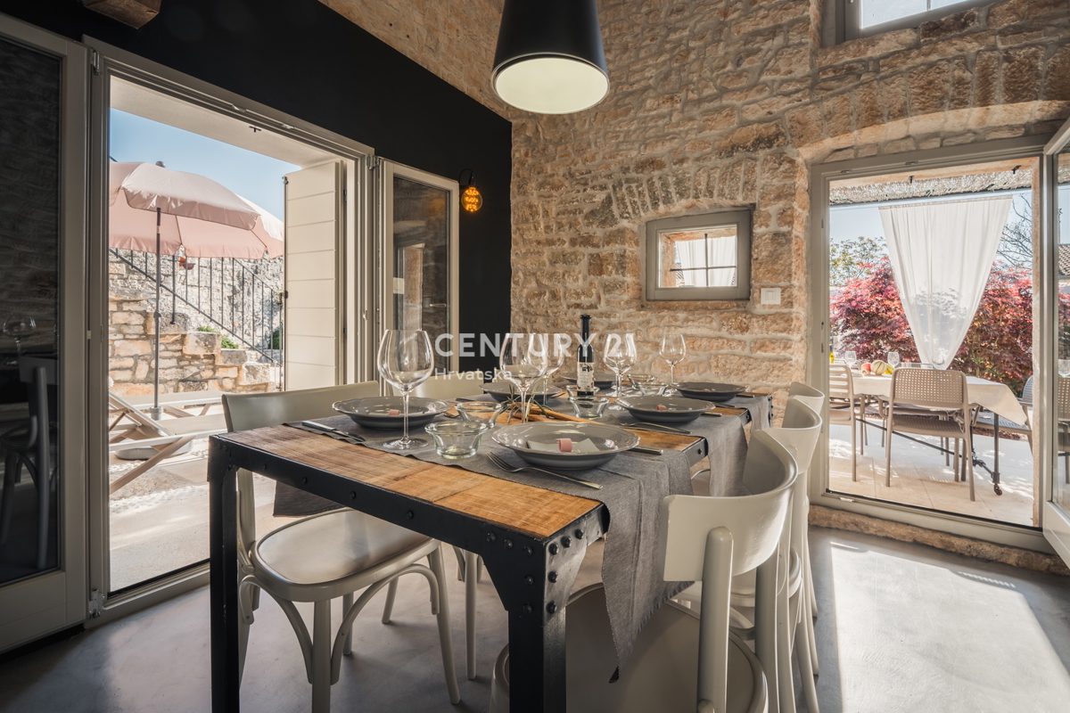 ROVINJ, IN VENDITA BELLA VILLA IN PIETRA RISTRUTTURATA