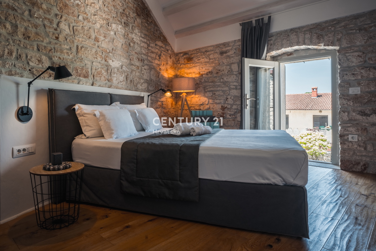 ROVINJ, IN VENDITA BELLA VILLA IN PIETRA RISTRUTTURATA